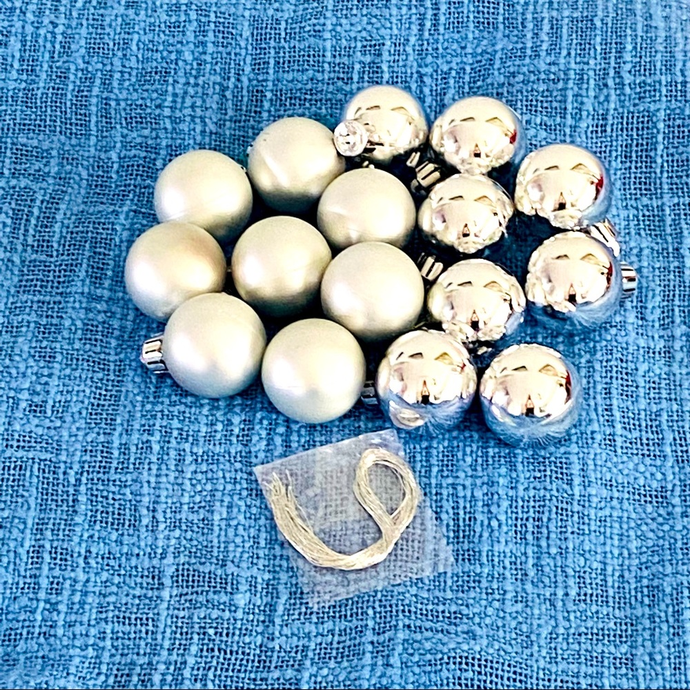 Christmas mini-ornaments 16 pieces plus string